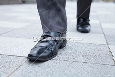 歩くビジネスマンの足元 ストックフォトの定額制ペイレスイメージズ