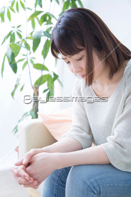 俯くミドル女性 ストックフォトの定額制ペイレスイメージズ