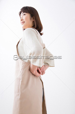 エプロンを着けるミドル女性 ストックフォトの定額制ペイレスイメージズ