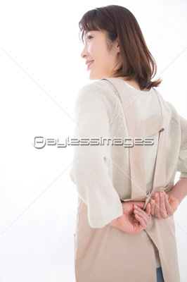 エプロンを着けるミドル女性 ストックフォトの定額制ペイレスイメージズ