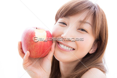 リンゴを食べる女性 商用利用可能な写真素材 イラスト素材ならストックフォトの定額制ペイレスイメージズ