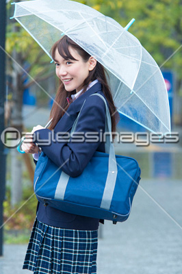 傘をさす女子高校生 商用利用可能な写真素材 イラスト素材ならストックフォトの定額制ペイレスイメージズ