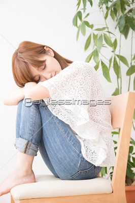 椅子に座る女性 ストックフォトの定額制ペイレスイメージズ