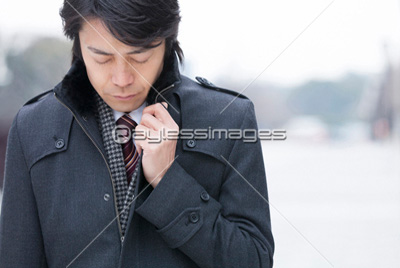 元のコート 襟 立てる 寒い ファッショントレンドについて