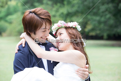 お姫様抱っこする新郎新婦 商用利用可能な写真素材 イラスト素材ならストックフォトの定額制ペイレスイメージズ