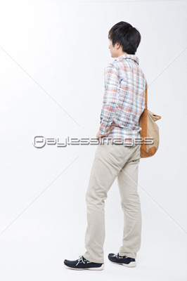男子大学生の後ろ姿 商用利用可能な写真素材 イラスト素材ならストックフォトの定額制ペイレスイメージズ