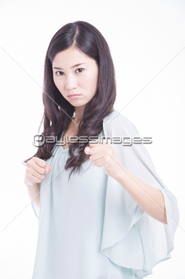 ファイティングポーズをとる女性 商用利用可能な写真素材 イラスト素材ならストックフォトの定額制ペイレスイメージズ