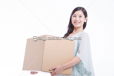 荷物を持つ女性 商用利用可能な写真素材 イラスト素材ならストックフォトの定額制ペイレスイメージズ