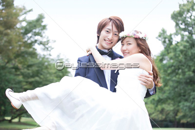 お姫様抱っこする新郎新婦 商用利用可能な写真素材 イラスト素材ならストックフォトの定額制ペイレスイメージズ