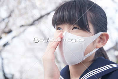 マスクをする女子中学生 ストックフォトの定額制ペイレスイメージズ