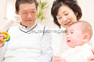 孫と遊ぶ祖父母 ストックフォトの定額制ペイレスイメージズ