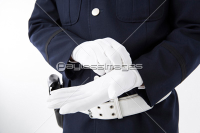 手袋をするガードマン 商用利用可能な写真素材 イラスト素材ならストックフォトの定額制ペイレスイメージズ