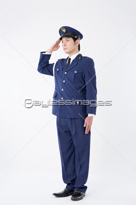 敬礼をする男性警察官 商用利用可能な写真素材 イラスト素材ならストックフォトの定額制ペイレスイメージズ
