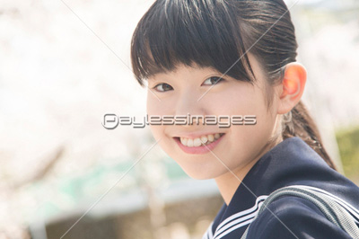 笑顔で振り向く女子中学生 商用利用可能な写真素材 イラスト素材ならストックフォトの定額制ペイレスイメージズ