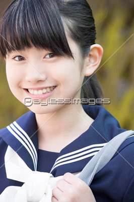 笑顔の女子中学生 商用利用可能な写真素材 イラスト素材ならストックフォトの定額制ペイレスイメージズ