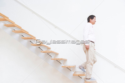 階段を降りるシニア男性 商用利用可能な写真素材 イラスト素材ならストックフォトの定額制ペイレスイメージズ