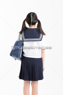 女子高校生の後ろ姿 商用利用可能な写真素材 イラスト素材ならストックフォトの定額制ペイレスイメージズ