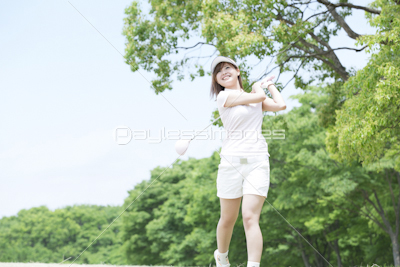 ゴルフをする女性 商用利用可能な写真素材 イラスト素材ならストックフォトの定額制ペイレスイメージズ