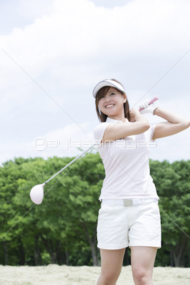 ゴルフをする女性 商用利用可能な写真素材 イラスト素材ならストックフォトの定額制ペイレスイメージズ