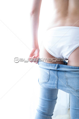 デニムパンツをはく女性 商用利用可能な写真素材 イラスト素材ならストックフォトの定額制ペイレスイメージズ