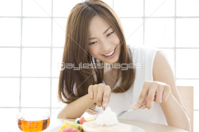 パンケーキを食べる女性 ストックフォトの定額制ペイレスイメージズ