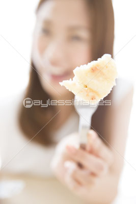パンケーキを食べる女性 ストックフォトの定額制ペイレスイメージズ