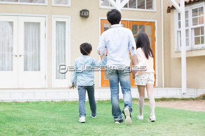庭を歩く親子の後ろ姿 商用利用可能な写真素材 イラスト素材ならストックフォトの定額制ペイレスイメージズ