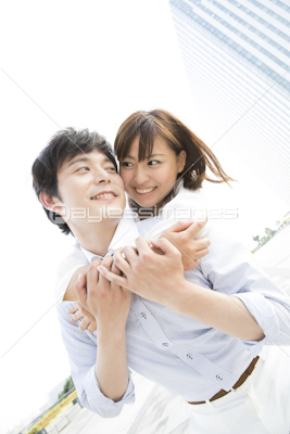 後ろから抱きしめるカップル 商用利用可能な写真素材 イラスト素材ならストックフォトの定額制ペイレスイメージズ