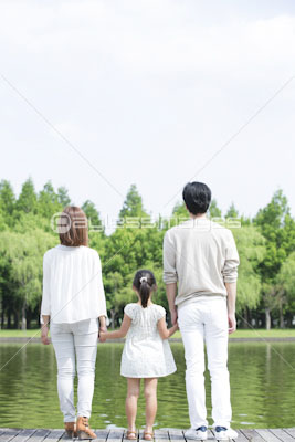手を繋ぐ親子の後ろ姿 商用利用可能な写真素材 イラスト素材ならストックフォトの定額制ペイレスイメージズ