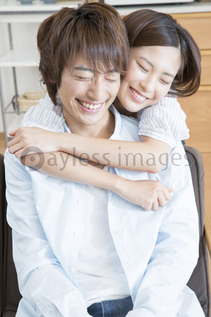 抱きしめるカップル ストックフォトの定額制ペイレスイメージズ