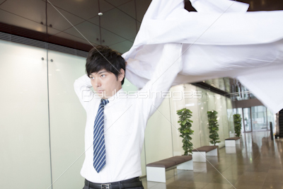 白衣を羽織る医師 商用利用可能な写真素材 イラスト素材ならストックフォトの定額制ペイレスイメージズ