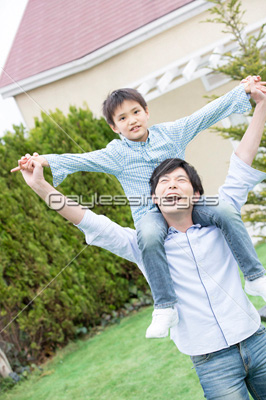 肩車をする父と子 商用利用可能な写真素材 イラスト素材ならストックフォトの定額制ペイレスイメージズ 肩車をする父と子 商用利用可能な写真素材 イラスト素材ならストックフォトの定額制ペイレスイメージズ