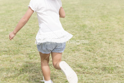 走る女の子 商用利用可能な写真素材 イラスト素材ならストックフォトの定額制ペイレスイメージズ