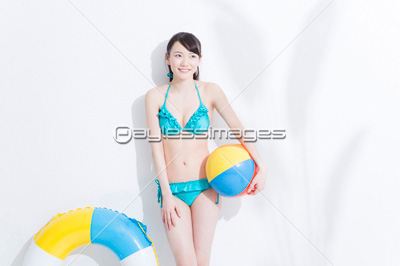 浮輪とビーチボールを持つ水着姿の女性 商用利用可能な写真素材 イラスト素材ならストックフォトの定額制ペイレスイメージズ