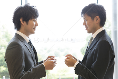 名刺交換するビジネスマン 商用利用可能な写真素材 イラスト素材ならストックフォトの定額制ペイレスイメージズ