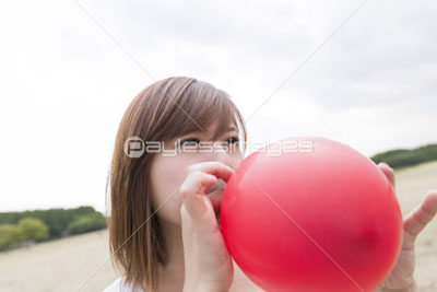 風船を膨らます女性 - 商用利用可能な写真素材・イラスト素材なら