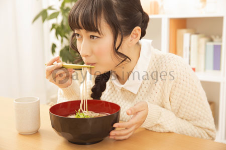 お蕎麦を食べる女性 商用利用可能な写真素材 イラスト素材ならストックフォトの定額制ペイレスイメージズ