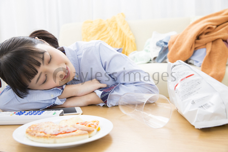 だらける女性 - 商用利用可能な写真素材・イラスト素材ならストックフォトの定額制ペイレスイメージズ
