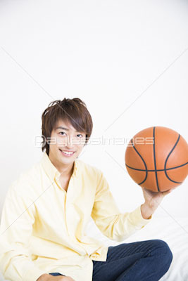 バスケットボールを持つ男性 商用利用可能な写真素材 イラスト素材ならストックフォトの定額制ペイレスイメージズ