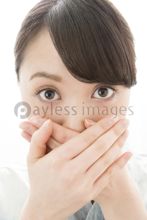 口を塞ぐ女性 - 商用利用可能な写真素材・イラスト素材ならストックフォトの定額制ペイレスイメージズ