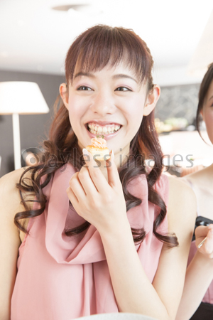 立食パーティーイメージ 商用利用可能な写真素材 イラスト素材ならストックフォトの定額制ペイレスイメージズ