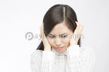 耳を塞ぐ女性 商用利用可能な写真素材 イラスト素材ならストックフォトの定額制ペイレスイメージズ