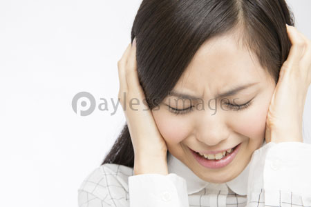 耳を塞ぐ女性 商用利用可能な写真素材 イラスト素材ならストックフォトの定額制ペイレスイメージズ