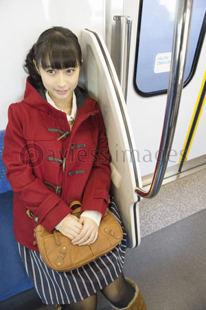 電車に乗る女性 商用利用可能な写真素材 イラスト素材ならストックフォトの定額制ペイレスイメージズ