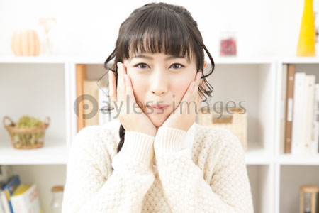 頬杖をつく女性 商用利用可能な写真素材 イラスト素材ならストックフォトの定額制ペイレスイメージズ