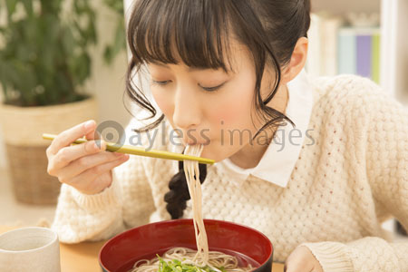 蕎麦を食べる女性 商用利用可能な写真素材 イラスト素材ならストックフォトの定額制ペイレスイメージズ
