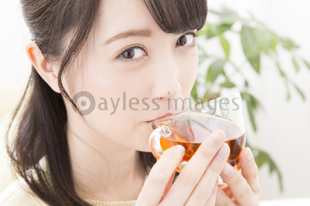 紅茶を飲む女性 商用利用可能な写真素材 イラスト素材ならストックフォトの定額制ペイレスイメージズ