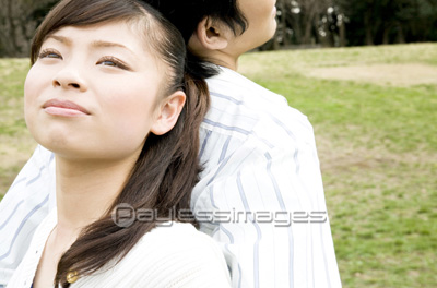 背中合わせのカップル ストックフォトの定額制ペイレスイメージズ