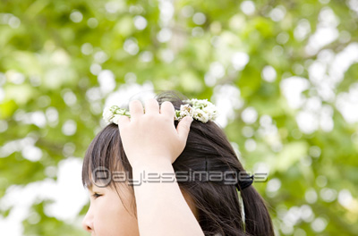 花冠をのせた女の子の横顔 商用利用可能な写真素材 イラスト素材ならストックフォトの定額制ペイレスイメージズ