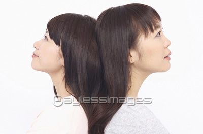 背中合わせの女性２人 商用利用可能な写真素材 イラスト素材ならストックフォトの定額制ペイレスイメージズ